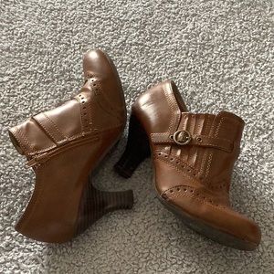 White Mountain heeled zippered brown shoes or Shooties size 6 1/2 Medium.